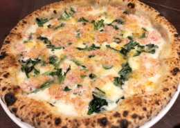 おすすめメニュー「紅ズワイガニと春菊のクリームソースピッツァ」