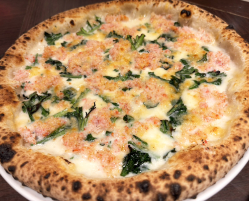 おすすめメニュー「紅ズワイガニと春菊のクリームソースピッツァ」