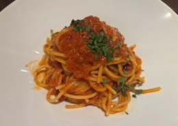 ピリ辛トマトソースのアラビアータ スパゲットーニ|飯田橋ピアット