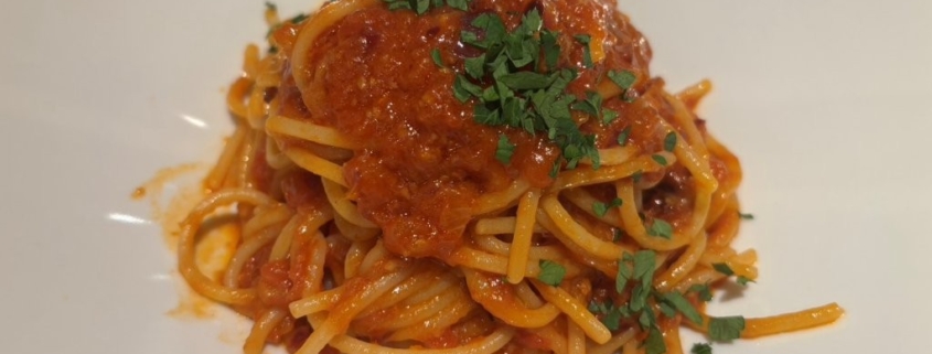 ピリ辛トマトソースのアラビアータ スパゲットーニ|飯田橋ピアット