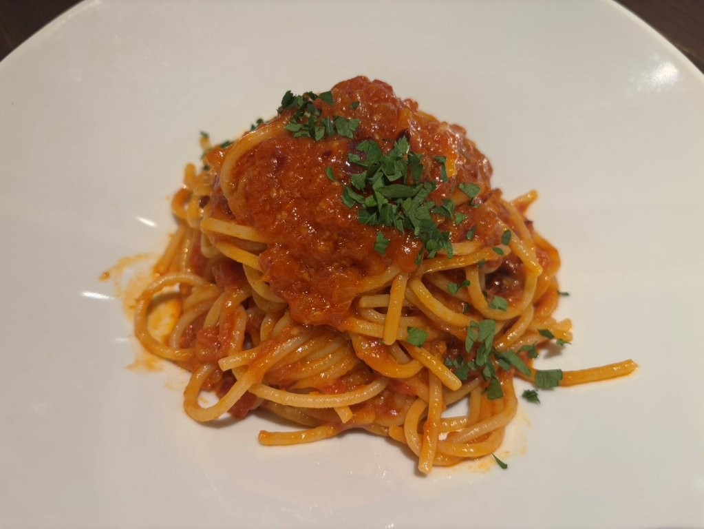 ピリ辛トマトソースのアラビアータ スパゲットーニ|飯田橋ピアット