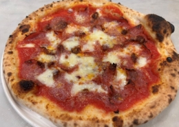 ミラノサラミとンドゥイアの辛口ピッツァ ディアボラカラブレーゼ|飯田橋ピアット