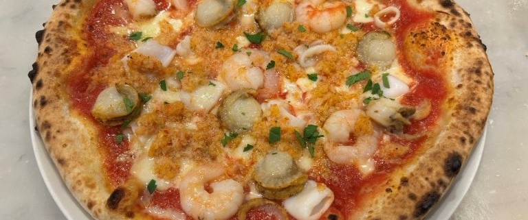 ズワイガニやエビ・ホタテを使用したフルッティディマーレピッツァ|飯田橋ピアット