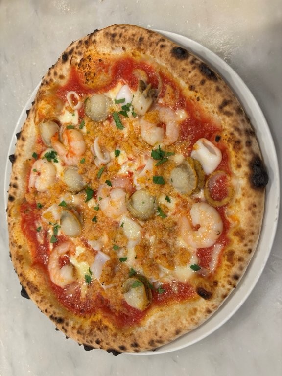 ズワイガニやエビ・ホタテを使用したフルッティディマーレピッツァ|飯田橋ピアット