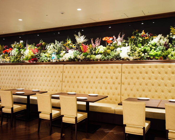 飯田橋ピアットの店内｜花に囲まれたおしゃれなソファ席